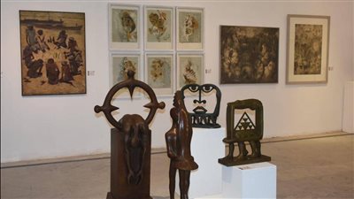 نقاش فني مفتوح حول معرض 