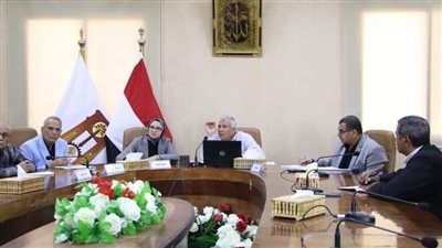 لمتابعة موقف السلع التموينية، محافظ الوادي الجديد يعقد اجتماعًا مع ورؤساء المراكز والقرى