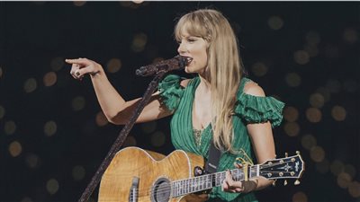 موقف محرج لتايلور سويفت خلال حفلتها في البرازيل (فيديو)