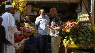 لشراء الفاكهة والفول وإعادة الذكريات، مبعوث الرئيس الروسي يتجول بسوق سليمان جوهر بالدقي (صور)