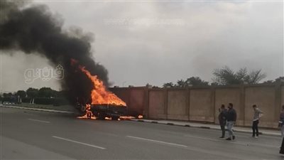 اشتعال النيران بسيارة نصف نقل أمام نادي إنبي بطريق السويس (صور)