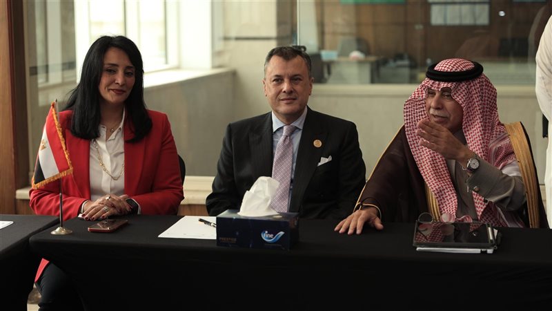 اجتماع وزير السياحة