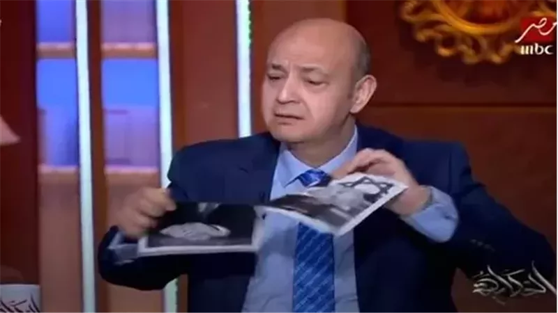 عمرو أديب يمزق صورة