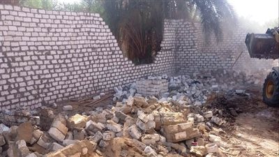 حملات لإزالة التعديات على أراضى أملاك الدولة والزراعية بأسوان (صور)