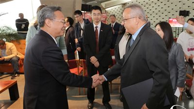 الصين تهدي مكتبة الإسكندرية مجموعة من الكتب في إطار برنامج روعة الصين 2023