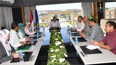 اجتماع لمحافظ أسوان لمتابعة الموقف التنفيذي لمشروع الصرف الصحي بالشلال