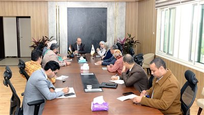 رئيس جامعة المنصورة الأهلية يعقد اجتماعًا لمتابعة العملية التعليمية 