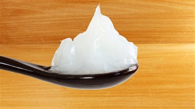 فوائد الفازلين، يرطب البشرة ويعالج حب الشباب