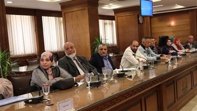 نائب محافظ الجيزة تناقش ملف محو الأمية لمحافظة الجيزة (صور)