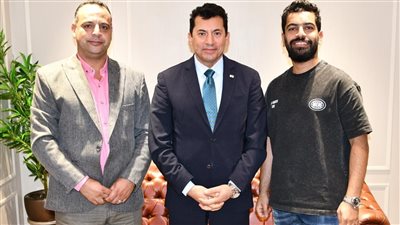 وزير الرياضة يلتقي أسرة محمد صلاح لبحث مستجدات تطوير وافتتاح مركز الشباب (صور)