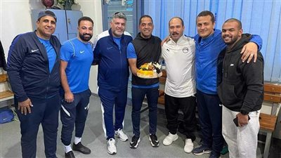 إنبي يحتفل بعيد ميلاد محمد إسماعيل مدير الكرة (صور)