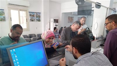 إقبال من المواطنين على سداد مقدمات تقنين أوضاع أراضيهم بالعبور الجديدة 