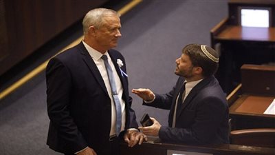 اشتباك بين جانتس وسموتريتش خلال اجتماع الحكومة الإسرائيلية للمصادقة على صفقة الأسرى (فيديو)