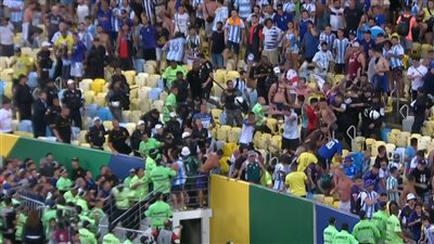 الشرطة البرازيلية تعتدي على جمهور الأرجنتين، وميسي وزملاؤه يغادرون ملعب المباراة (فيديو)