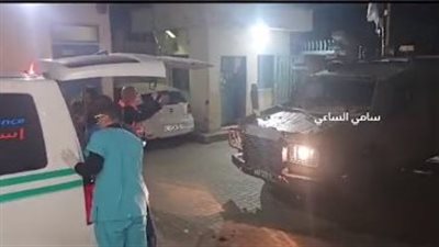 لحظة اعتقال قوات الاحتلال لمصاب بجراح خطرة من داخل سيارة إسعاف بطولكرم (فيديو)