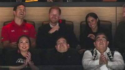  موقف حرج للأمير هاري في مباراة لهوكي الجليد (فيديو)