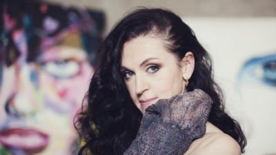 لحظة مقتل ممثلة روسية على المسرح في قصف أوكراني (فيديو)