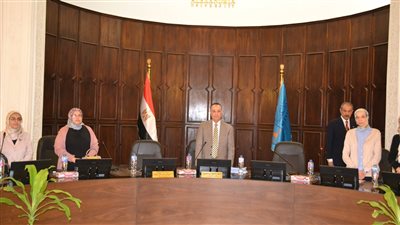 نائب رئيس جامعة الإسكندرية يستعرض تقريرًا حول واقع البحث العلمي