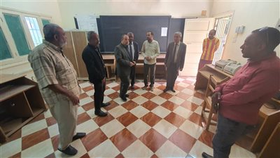 وكيل تعليم الأقصر يتفقد مقار اللجان الانتخابية بالطود والبياضية