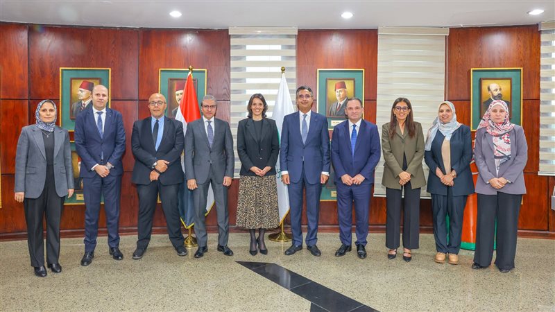 رئيس البريد ومسئولى