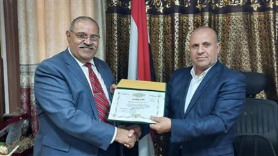 وكيل وزارة التربية والتعليم بدمياط يكرم ماهر وليم موجه الموسيقى 