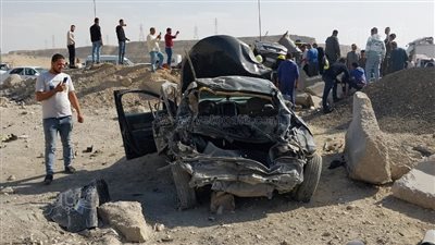 أول صور لمصرع شخصين وإصابة 7 في حادث تصادم بالطريق الأوسطي