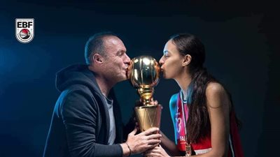 احتفال نجمات سلة الأهلي مع عائلاتهن بلقب السوبر بعد الفوز على الجزيرة (صور)