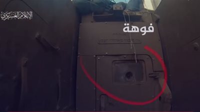 عجز عن استخدام سلاحه، الرعب يشل جنديا إسرائيليا أثناء لصق مقاتل القسام عبوة فدائية (فيديو)