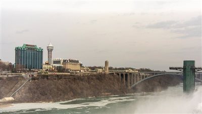 السلطات الأمريكية تعلق العمل بمطار بوفالو بعد انفجار سيارة مفخخة على الحدود مع كندا