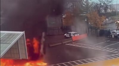 شاهد لحظة انفجار سيارة مفخخة عند معبر جسر بين كندا وأمريكا (فيديو)