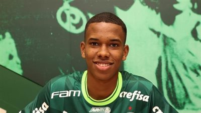 ميسينيو يشعل حماس جماهير برشلونة برسالة دعم لفيتور روكي