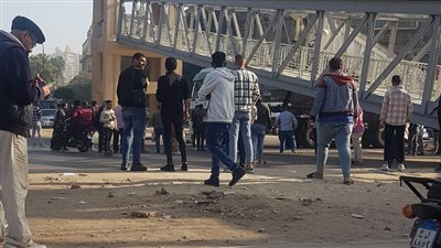 العناية الإلهية تنقذ 5 أشخاص، الدفع بمعدات وأوناش لرفع كوبرى مشاة المهندسين المنهار (فيديو وصور)