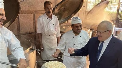 رئيس جامعة القاهرة يقرر صرف مكافأة شهر من الأجر الوظيفى لإدارات المطبخ والإسكان 