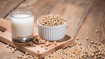 فوائد حليب الصويا، يحمي من هشاشة العظام ويقلل الكوليسترول بالدم