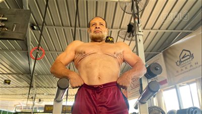 62 عاما بس لسه شباب، مدرس بالمعاش يحصد المركز السادس بالبطولة العربية لكمال الأجسام