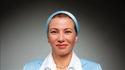 وزيرة البيئة تستقبل المغامر المصري علي عبده بالجناح المصرى في مؤتمر المناخ 28