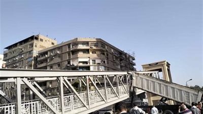 بدء رفع كوبري مشاة أحمد عرابي بالمهندسين بعد سقوطه (فيديو وصور)