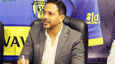 عبدالباقي جمال يوقع عقود تدريبه لفريق لافيينا بدوري المحترفين (صور) 