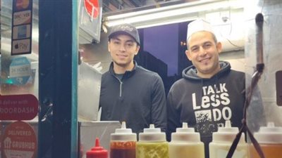 النشطاء يكشفون الصورة الأولى لبائع الطعام المصري بعد انتصاره على مستشار أوباما