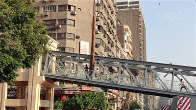 فيديو يرصد هلع المواطنين أثناء سقوط كوبري مشاة في شارع أحمد عرابي