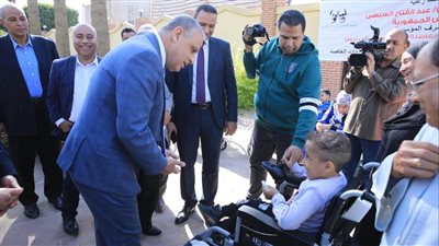 محافظ سوهاج يسلم 26 موتوسيكل وكرسي كهربائي لذوي الهمم 