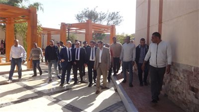 محافظ الأقصر يفتتح سوق خضار شرق السكة ومشروع مواقف سيارات السرفيس