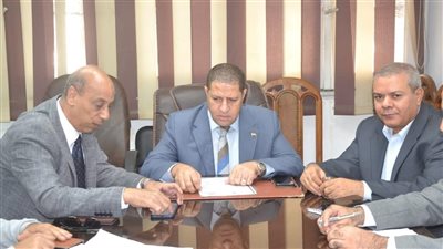 السكرتير المساعد بالبحيرة يعقد اجتماعا بشأن إقامة محطة رفع صرف صحي بقرية دمسنا (صور)