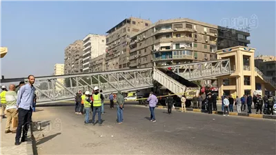  كوبري مشاة أحمد عرابي بالمهندسين.. سيارة نقل محملة بالأسفلت وراء انهياره..  العناية الإلهية تنقذ 5 أشخاص..ومحافظ الجيزة يتفقد موقع الحادث 