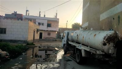 حفاظا على حياة المواطنين شفط مياه الصرف بجوار محول كهرباء الرياح في الإسماعيلية (صور) 