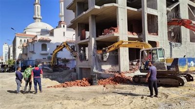 شاهد..إزالة عمارة سكنية مخالفة بالمحلة في الغربية (فيديو وصور)