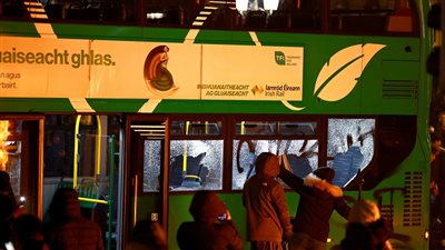 مواجهات بين الشرطة ومتظاهرين في دبلن بعد حادث طعن 3 أطفال (فيديو وصور)