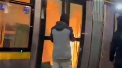 اتساع دائرة الاحتجاجات في أيرلندا، اشتباكات وتخريب وحرق سيارات وقطار مترو (فيديو)