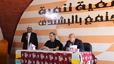 مستشار الرئيس ومحافظ الوادي الجديد يتفقدان جمعية تنمية المجتمع بالبشندي ويلتقيان المواطنين