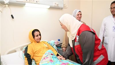 وزيرة التضامن تزور الجرحى الفلسطينيين بمستشفى العريش (صور)